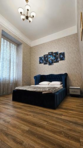 Un pat sau paturi într-o cameră la Alfa Apartman