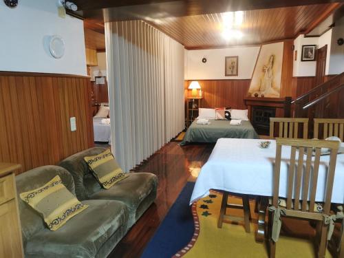 a living room with two beds and a couch and a table at Casa da Lala - Alojamento a 4km de Fátima in Fontainhas