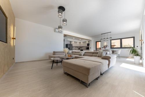 Family friendly house with a swimming pool Makarska - 25495