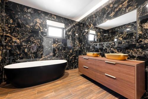 Family friendly house with a swimming pool Makarska - 25495