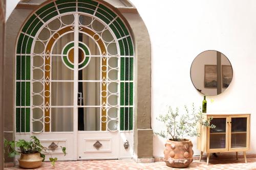 a door with a window and a mirror at Casa Sabina Expiatorio in Guadalajara