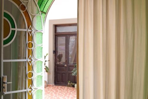 a room with a door with a glass window and a door with a curtain at Casa Sabina Expiatorio in Guadalajara