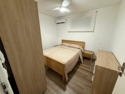 a small bedroom with a bed and a table at Cosy home in Saint Martin