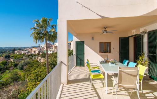 ein Balkon eines Hauses mit einem Tisch und Stühlen in der Unterkunft Biali in Búger