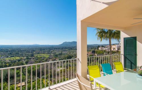 ein Balkon mit Tisch und Stühlen und Aussicht in der Unterkunft Biali in Búger