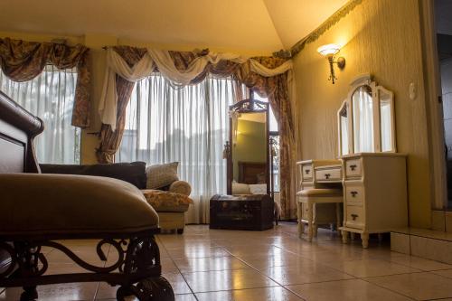 a living room with a bed and a mirror at Mi casa, tu casa in Guatemala