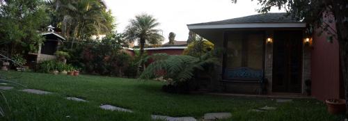 a house with a yard with green grass at Mi casa, tu casa in Guatemala