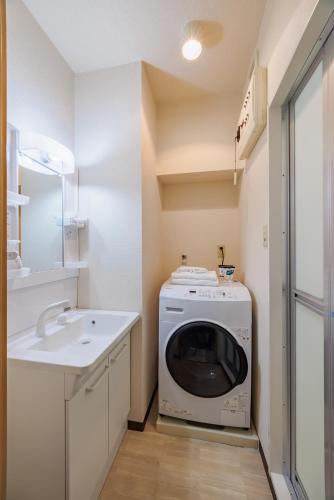 a laundry room with a washing machine and a sink at Work Friendly Room 3 min to Station Simmons Bed WiFi and Desk in Nagoya
