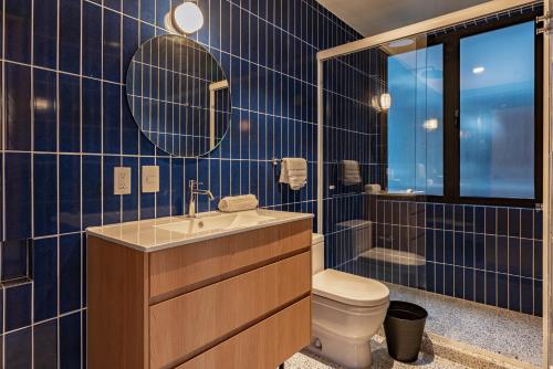 ein blau gefliestes Badezimmer mit Waschbecken und Toilette in der Unterkunft Comfort Luxe Loft near Bellas Artes casaXúla in Mexiko-Stadt