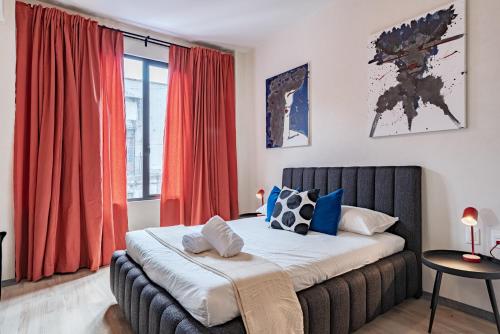 ein Schlafzimmer mit einem großen Bett und roten Vorhängen in der Unterkunft Comfort Luxe Loft near Bellas Artes casaXúla in Mexiko-Stadt