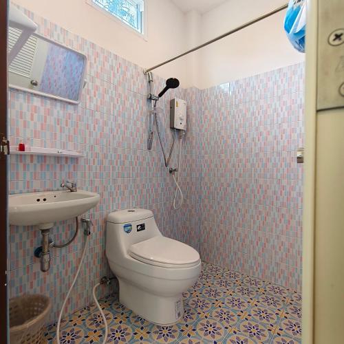 ein Badezimmer mit Toilette und Waschbecken in der Unterkunft The Rusty Plank in Ban Dan Kao