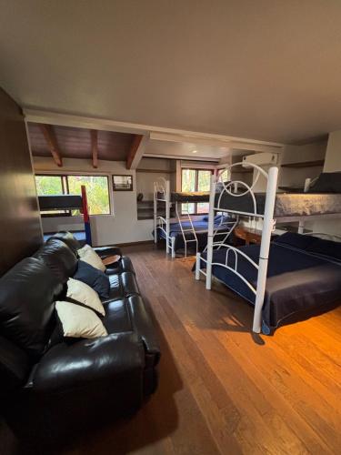 a living room with a couch and bunk beds at Loft familiar campestre en Atlixco in Atlixco