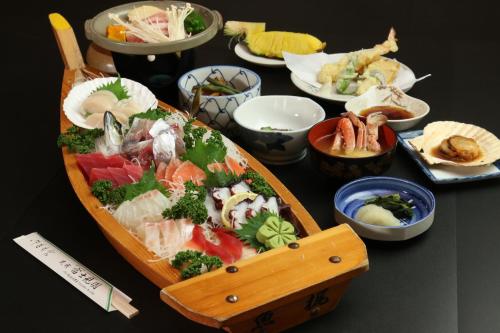 una mesa cubierta con una bandeja de diferentes tipos de alimentos en Fujimien, en Fujikawaguchiko