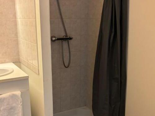 a shower with a black shower curtain in a bathroom at Appartement confortable - 4 pers. - API-1-52-2527 in Saint-Hilaire-de-Riez