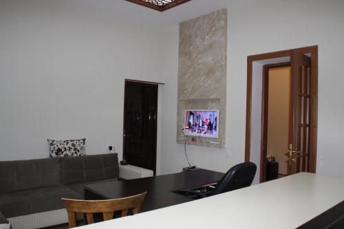TV a/nebo společenská místnost v ubytování Baku Butik Mini-Hotel