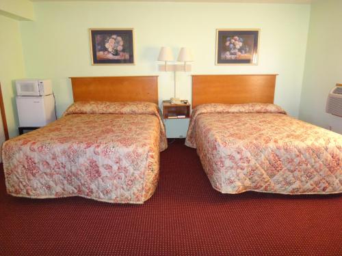 Кровать или кровати в номере Pine Ridge Motel