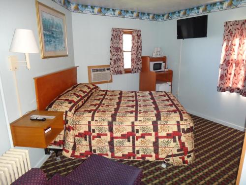 Кровать или кровати в номере Pine Ridge Motel