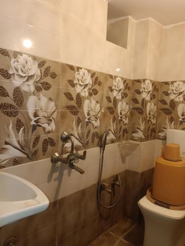 a bathroom with a sink and a toilet at Hotel Atithi Palace in Jabalpur