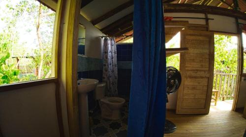 a bathroom with a tub and a toilet in a house at Cabañas Isla Bonita in Puerto Limón