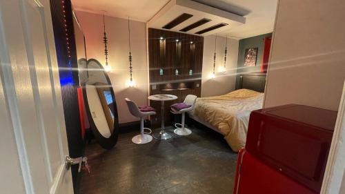 a bedroom with a bed and a table and two chairs at Luxury KIA Room B in Richmond Hill