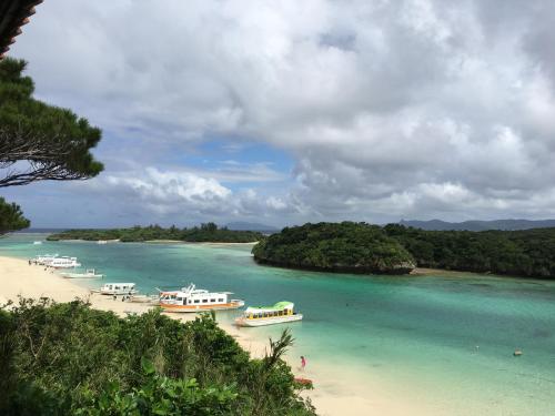 a group of boats in the water on a beach at Seaside KLATCH -Villa&sauna- in Ishigaki Island