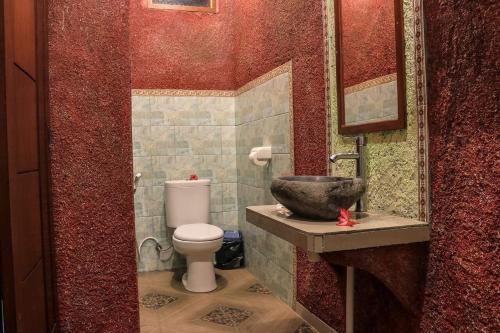 a bathroom with a sink and a toilet at Reynold Artha Guest House in Nusa Lembongan