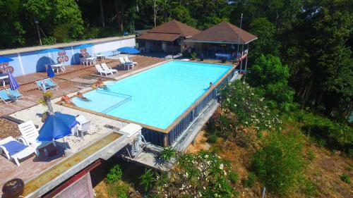 Výhled na bazén z ubytování Koh Ngai Cliff Beach Resort nebo okolí