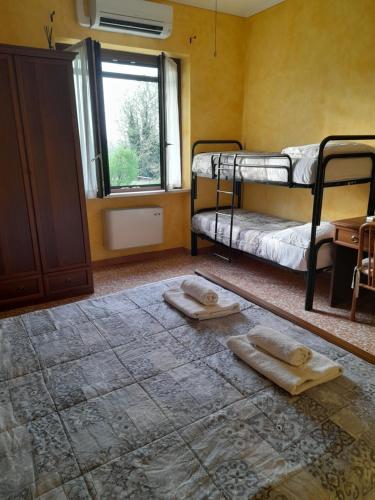a room with two bunk beds and a rug at Agriturismo Le Panizze in Centenaro