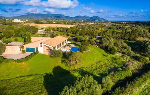 an aerial view of a house with a yard at Sa Font Den Ros in Son Servera