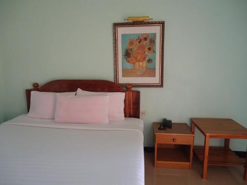 Postel nebo postele na pokoji v ubytování Phadaeng Hotel