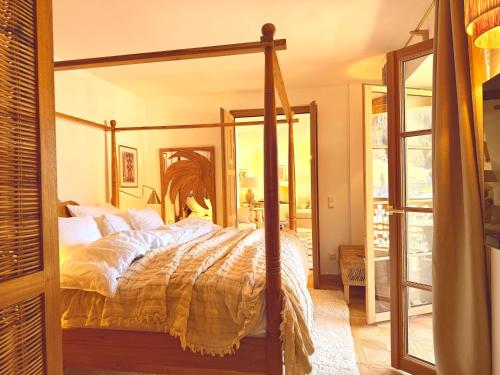 a bedroom with a canopy bed and a mirror at SEIN Boutique Suites - ADULTS ONLY in Gosau