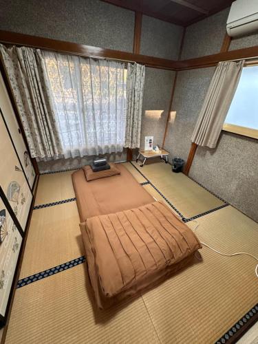 an overhead view of a bedroom with two beds at 世界遺産平泉の一軒家ステイ 国際シェアハウス in Hiraizumi