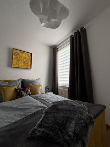 ein Schlafzimmer mit einem Bett und einem Fenster in der Unterkunft Apartment 45 - Moderne, ruhige 2 Zimmer-Wohnung mit WLAN in Wittenberge, Komplett ausgestattet mit EBK, ideal für Business, Privataufenthalte, Radfahrer sowie kurze und längere Aufenthalte - einzeln oder als Paar - Nahe Bahnhof, Zentrum - Fahrradgarage in Wittenberge