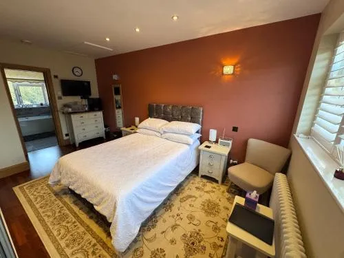 A deluxe double room with ensuite shower bath room or upgrade to a Cosy double room and private shower room just a 2 minute walk to Train station photo 3