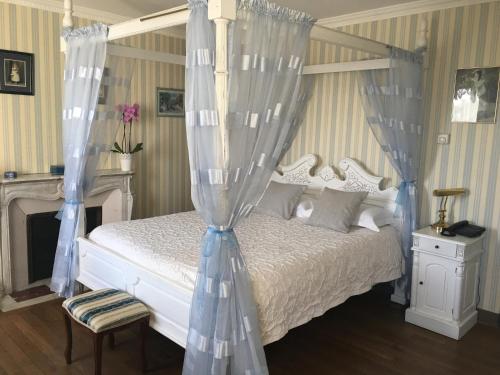Säng eller sängar i ett rum på Hotel De La Loire
