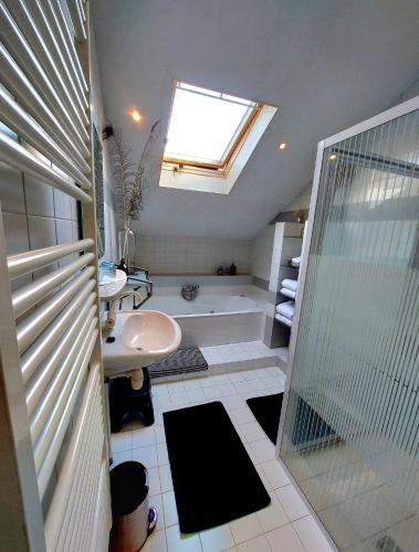 a bathroom with a tub and a sink and a shower at Carmen's Stay In - Dichtbij Amsterdam- Jaagweg 13 - Ilpendam in Ilpendam