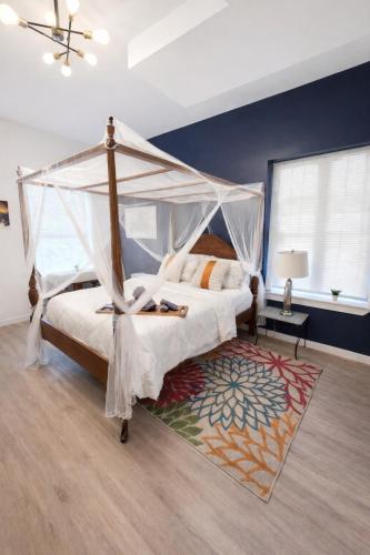 a bedroom with a canopy bed and a rug at Cozy Studio Downtown Detroit in Detroit