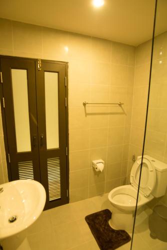 a bathroom with a toilet and a sink at Sri Ngachang in Chiang Mai