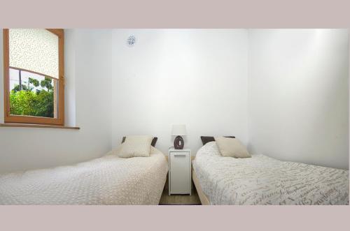 Ένα ή περισσότερα κρεβάτια σε δωμάτιο στο Cozy Apartment With Garden
