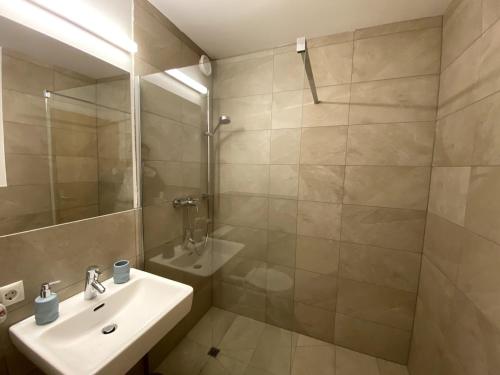 E2 neu renovierte Wohnung mit Aussicht