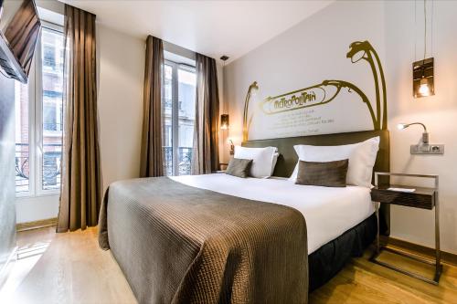 Habitación de hotel con cama grande y ventana en Exe Panorama en París