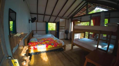 a bedroom with two bunk beds in a house at Cabañas Isla Bonita in Puerto Limón