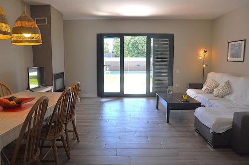 a living room with a couch and a table at Roda Bruc, casa con piscina privada! in Roda de Bará