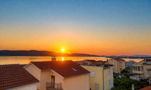 Sea View Apartment with Balcony & Sunset 2 min to Beach