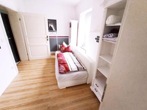 a living room with a couch in a room at Familienfreundliche Fewo mit Garten in Schwarz
