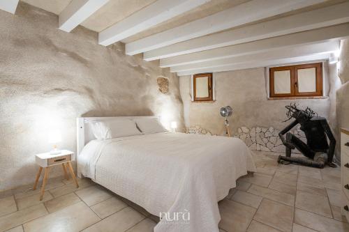 a bedroom with a white bed in a room at Castello Room & Spa in Cagliari