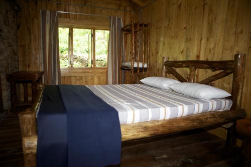 سرير أو أسرّة في غرفة في Maskeli Oya Family Park
