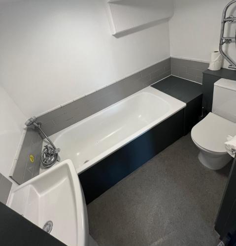 a bathroom with a bath tub and a toilet at The Fourways Inn in Saint Minver