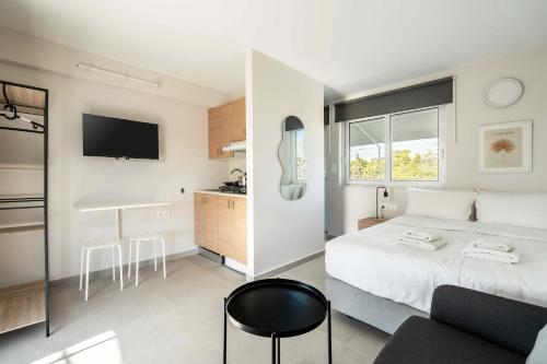Bright Studio Haven with Scenic View