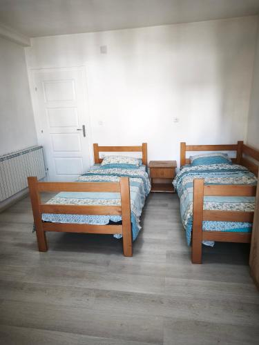 two twin beds in a room withthritisthritisthritisthritisthritisthritisbestosbestosbestos at VillA SIMO in Kočani